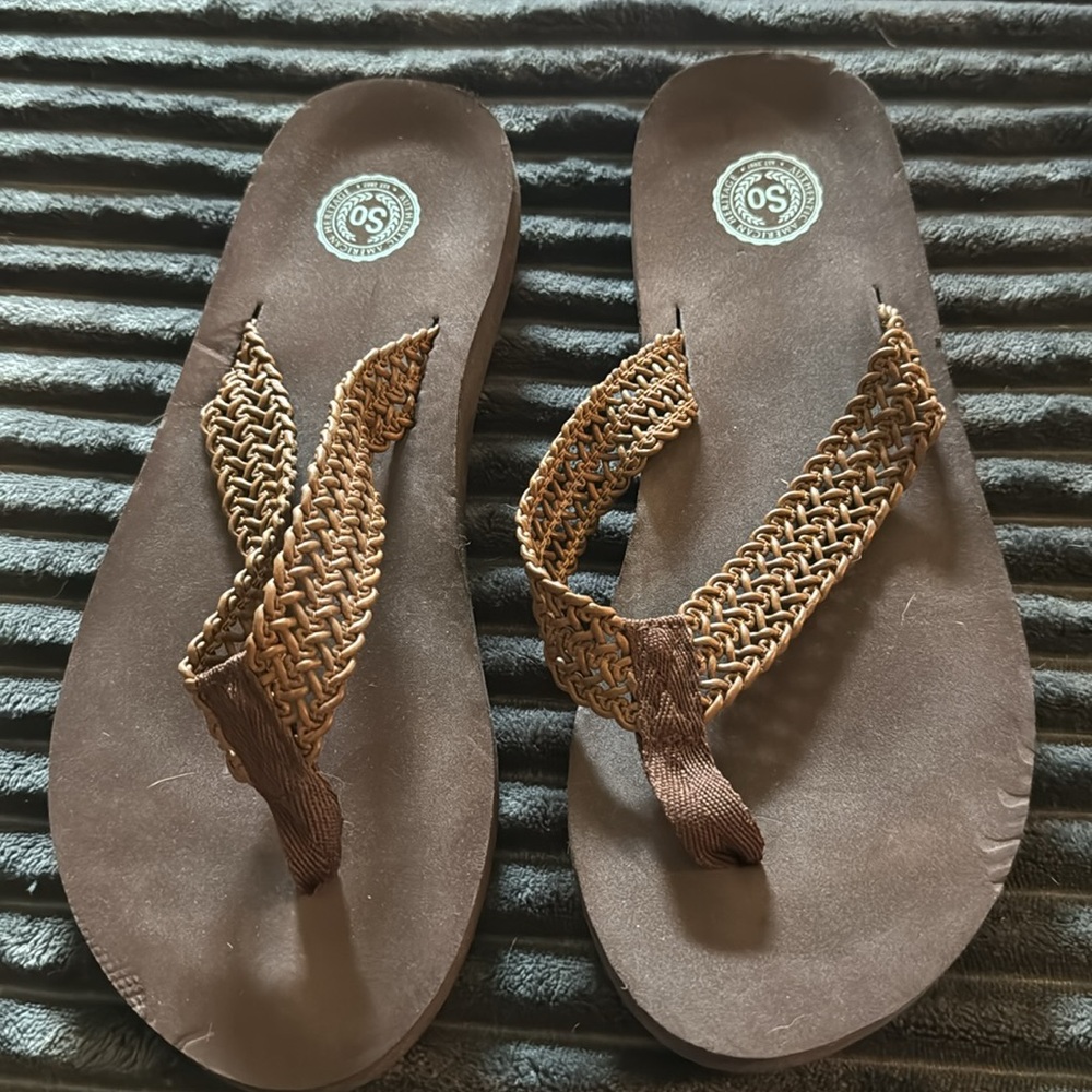 Lot Size L (9/10) SO Flip Flops from Kohl’s. - Picture 2 of 7